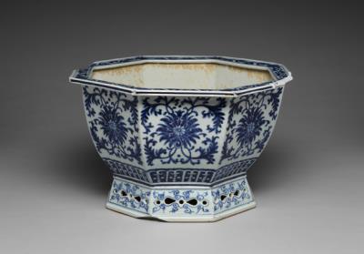 图片[2]-Planter with Indian lotus scrolls in underglaze blue, Qing dynasty (1644-1911)-China Archive